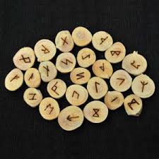 Runes en bois (ELEMIAH VOYANCE 08 99 96 90 99)