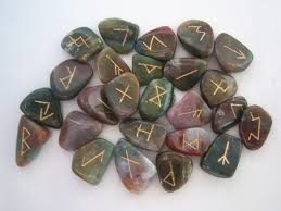 Les runes (ELEMIAH VOYANCE 08 99 96 90 99)